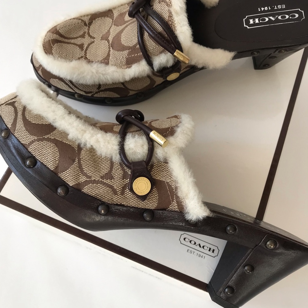 COACH | Ruthie Clog Khaki Signature Print Sherpa Trim Nailhead IOB Size 8.5